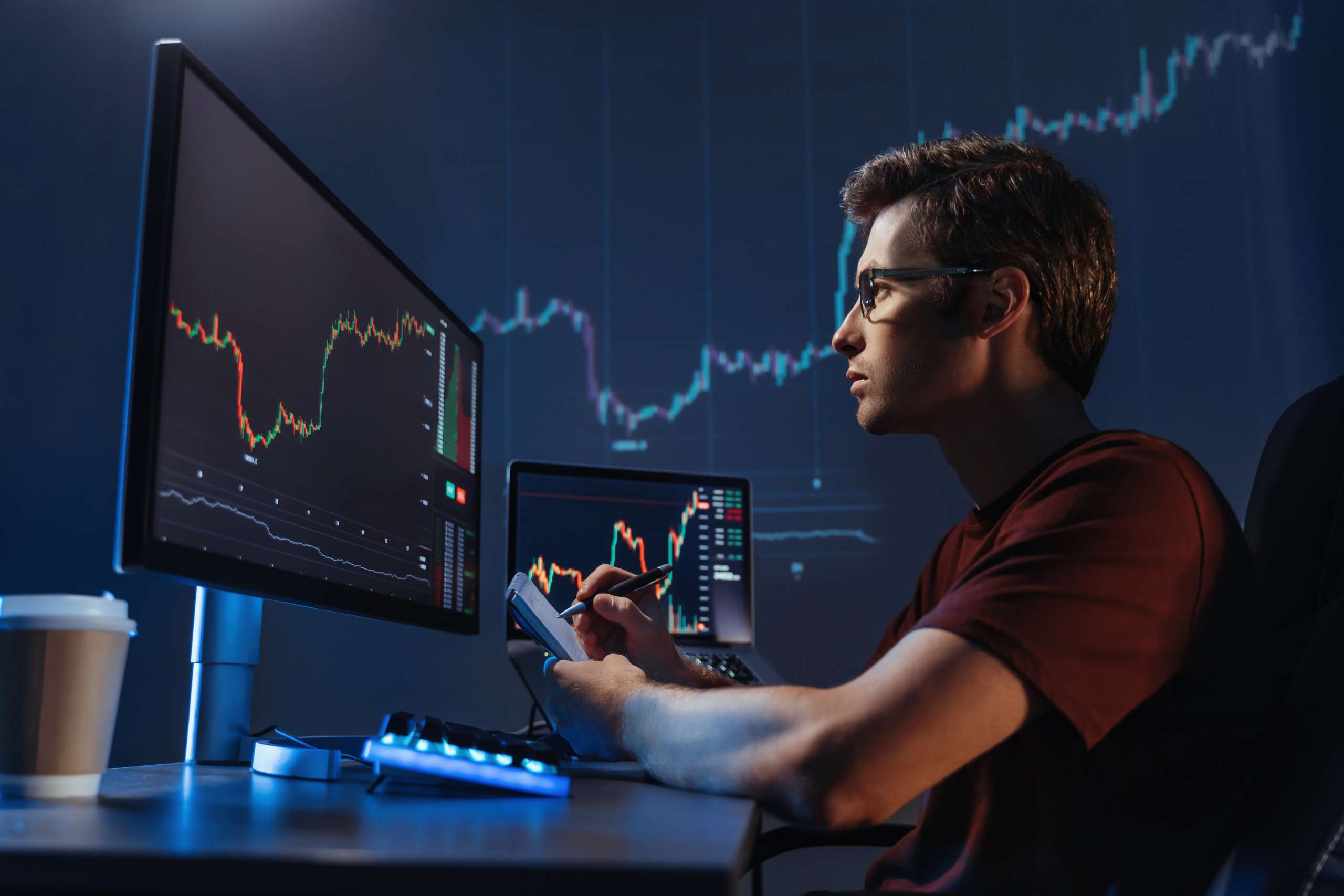 man trader analyst at working table analyzing fin 2023 11 27 04 51 29 utc 290120240609 scaled man trader analyst at working table analyzing fin 2023 11 27 04 51 29 utc 290120240609 scaled